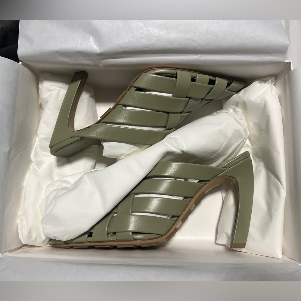 Bottega Veneta Alfie Pump size 37/6.5